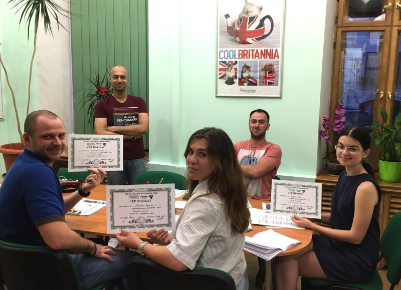 Студенти Trinity Education Group із сертифікатами